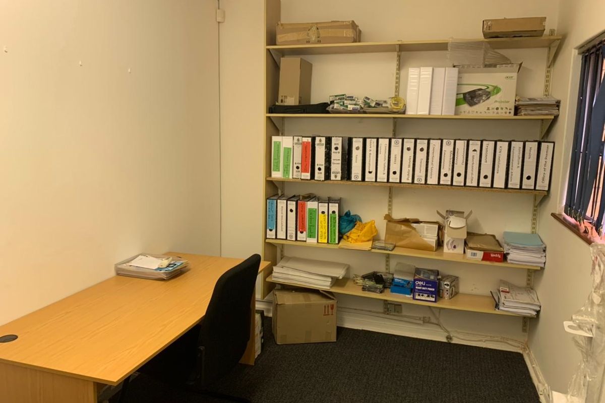 Office for Sale in Clarendon R1 290 000 + Vat. - Photo 4
