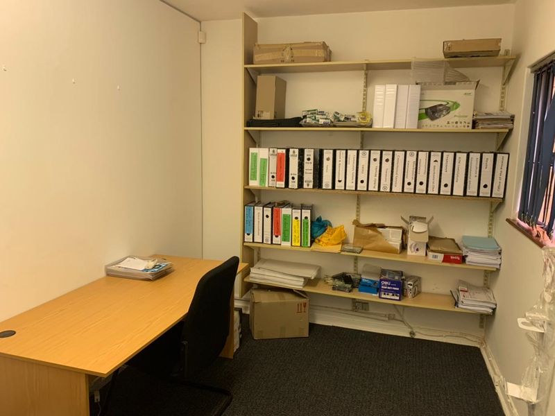 Office for Sale in Clarendon R1 290 000 + Vat. - Photo 4
