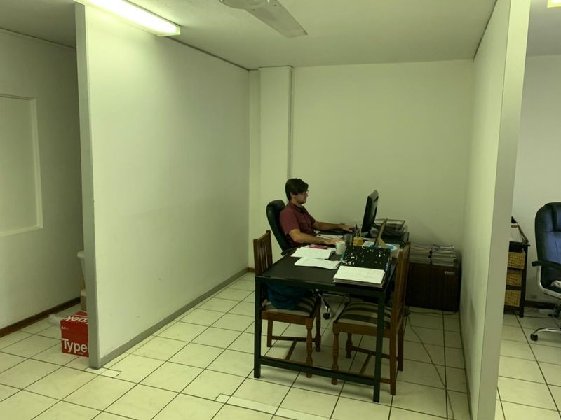 Office for Sale in Clarendon R1 290 000 + Vat. - Photo 10