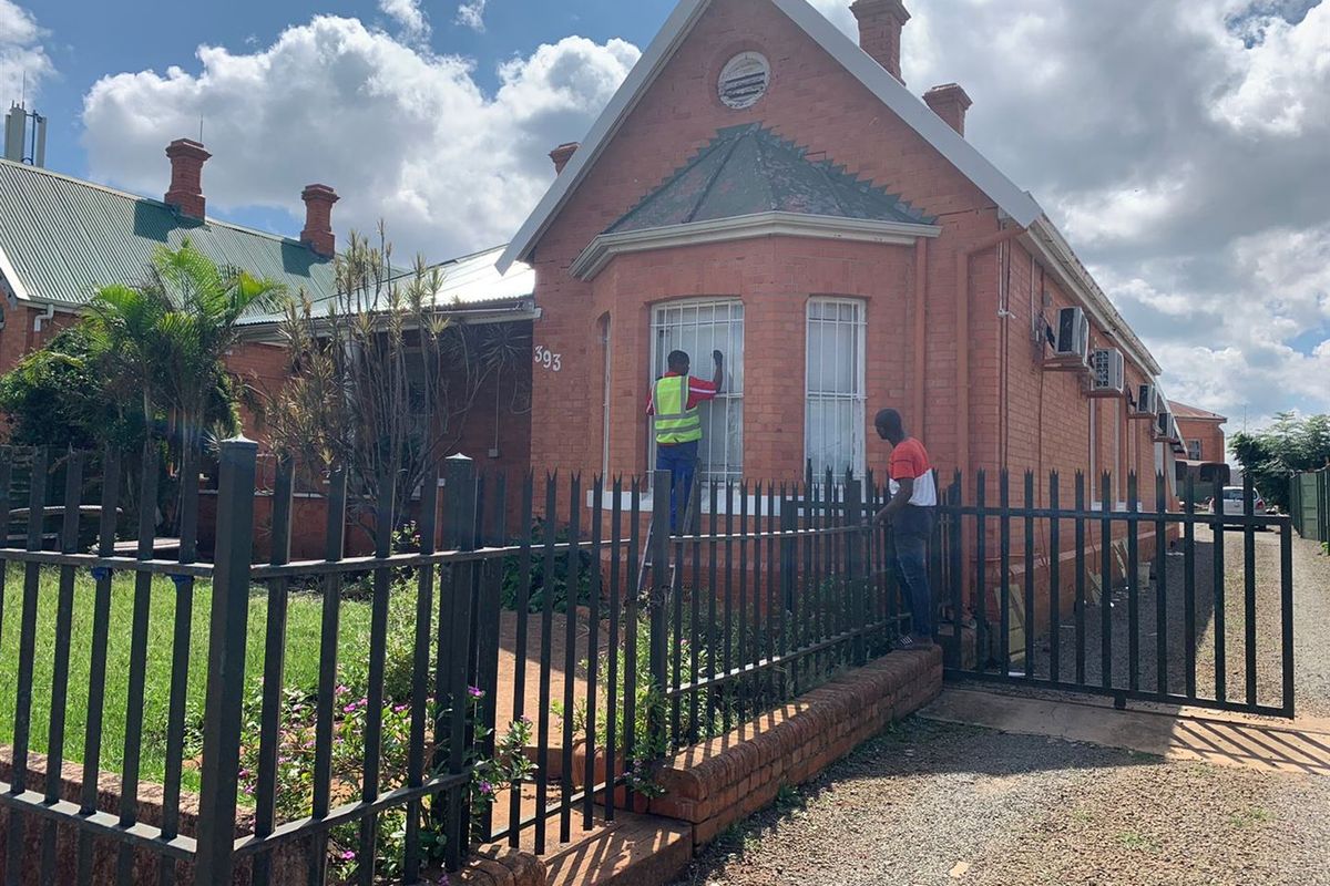 517sqm Office in CBD For Sale @ R3,9 million plus Vat. - Photo 2