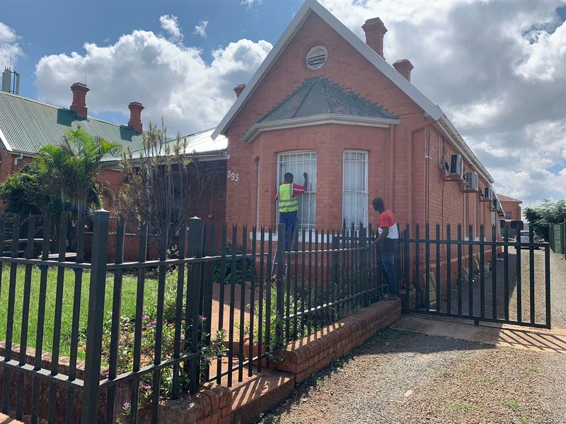 517sqm Office in CBD For Sale @ R3,9 million plus Vat. - Photo 2