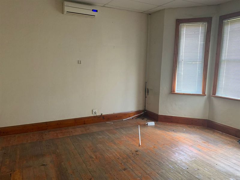 517sqm Office in CBD For Rent @ R35 000 per mth plus Vat. - Photo 10