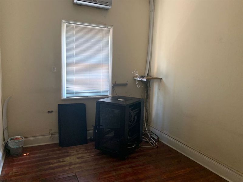 517sqm Office in CBD For Rent @ R35 000 per mth plus Vat. - Photo 9