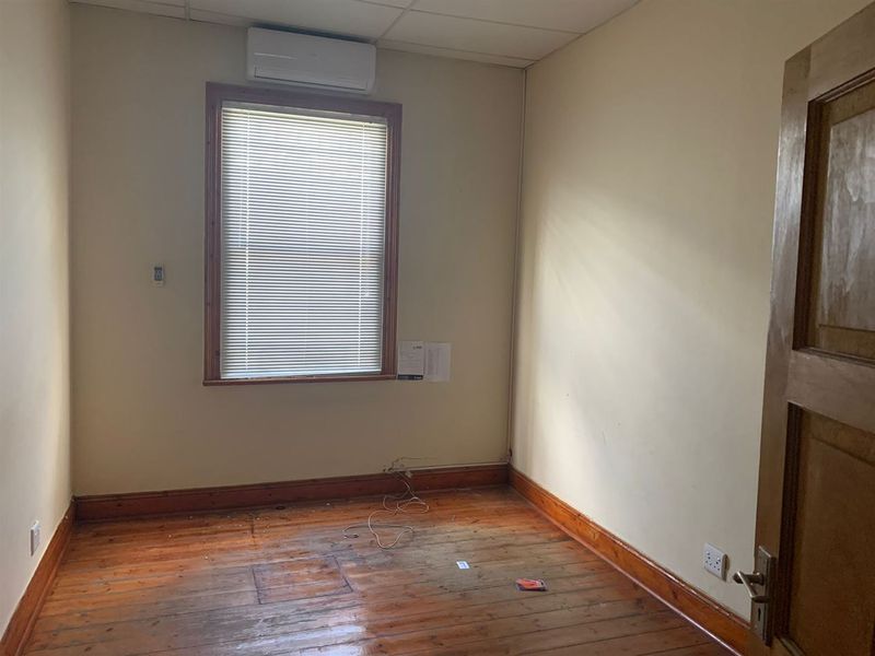 517sqm Office in CBD For Rent @ R35 000 per mth plus Vat. - Photo 6