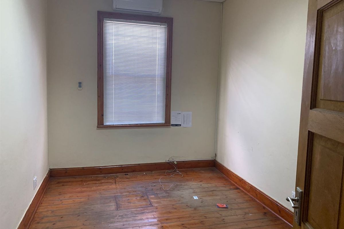 517sqm Office in CBD For Rent @ R35 000 per mth plus Vat. - Photo 5