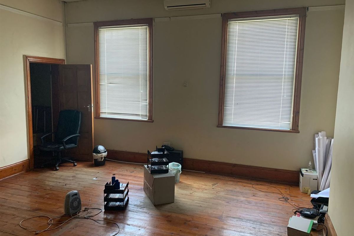 517sqm Office in CBD For Rent @ R35 000 per mth plus Vat. - Photo 4