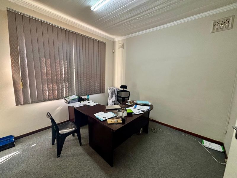 95sqm office in Pmb CBD to rent at R9500-00 per month plus Vat. - Photo 5