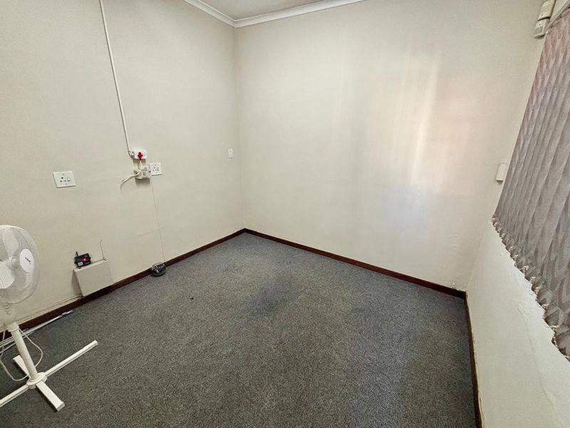 95sqm office in Pmb CBD to rent at R9500-00 per month plus Vat. - Photo 7
