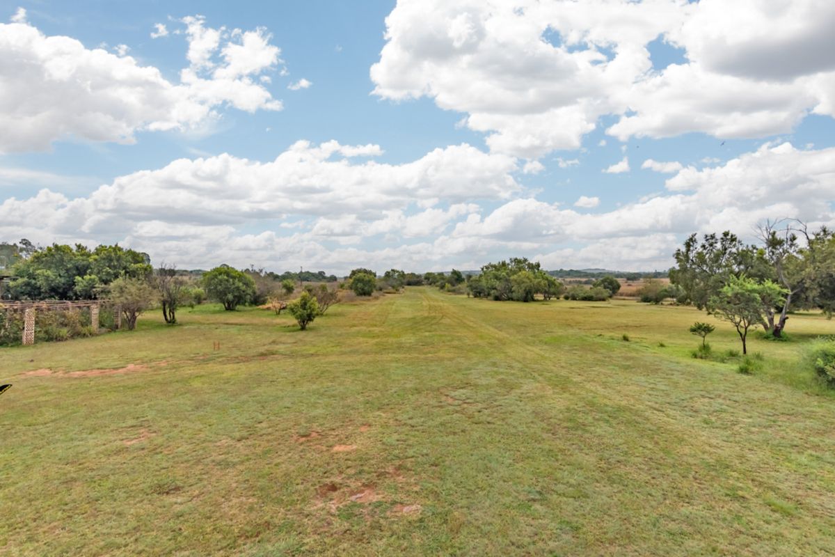 21 ha plot located in a secure wildlife protected nature reserve on the border of Lanseria - Photo 3