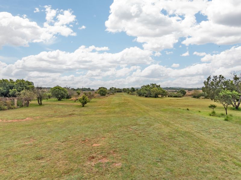 21 ha plot located in a secure wildlife protected nature reserve on the border of Lanseria - Photo 3