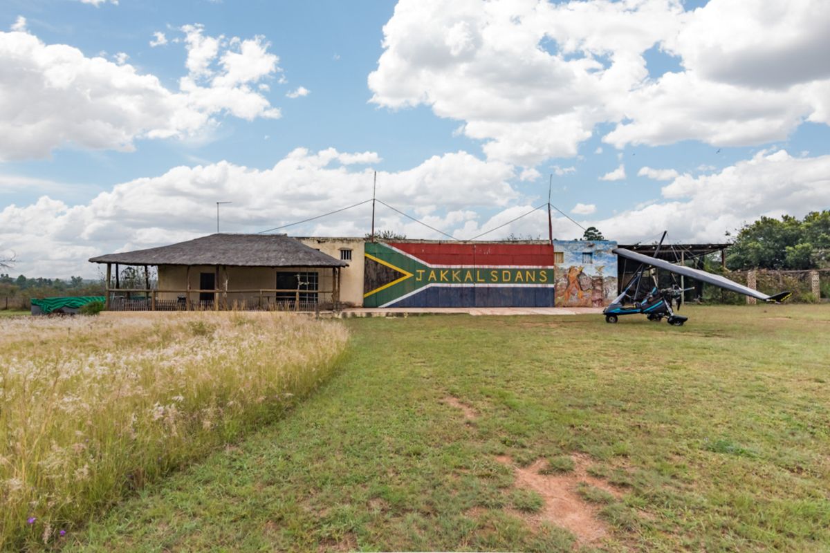 21 ha plot located in a secure wildlife protected nature reserve on the border of Lanseria - Photo 2