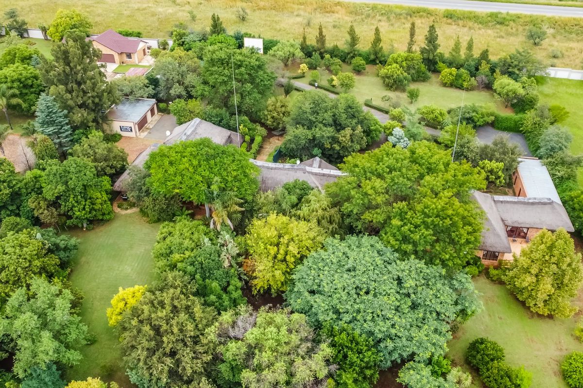 Prime property with existing rights for a guesthouse off Hole in One in Ruimsig for sale! - Photo 2