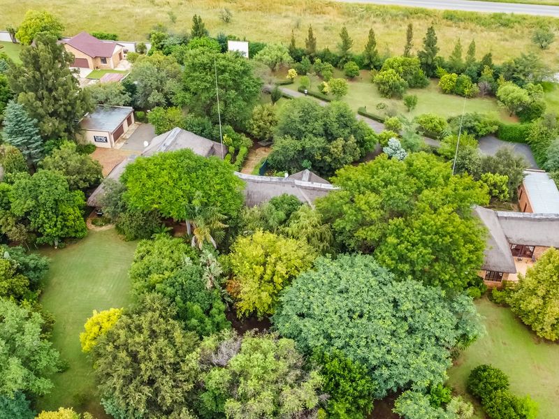 Prime property with existing rights for a guesthouse off Hole in One in Ruimsig for sale! - Photo 2