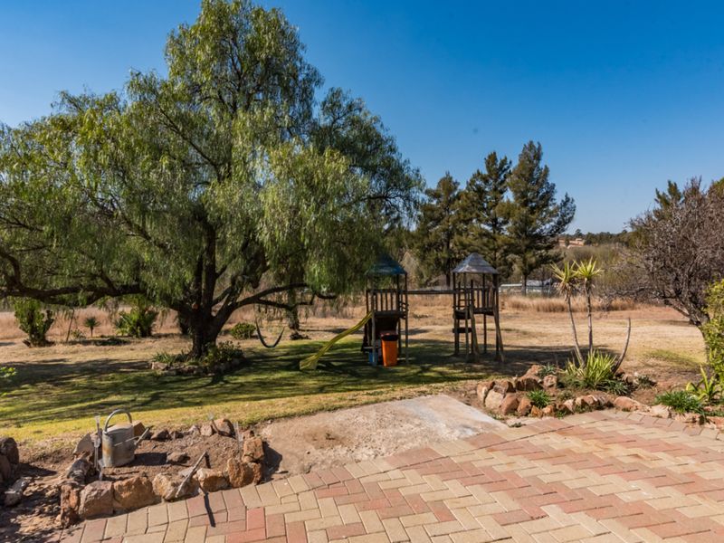 Ideal location for a business, 4.3 ha in prime position with 2 ha on either side of the road. - Photo 10