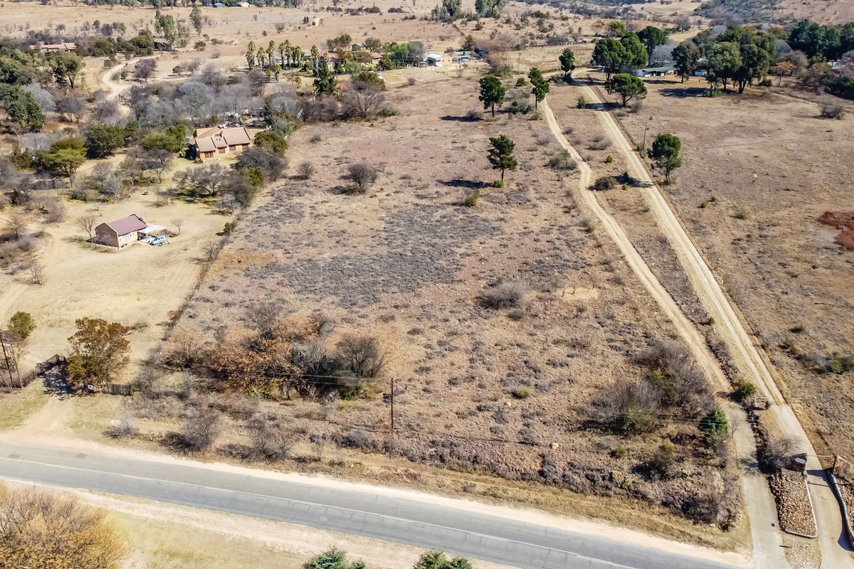 Ideal location for a business, 4.3 ha in prime position with 2 ha on either side of the road. - Photo 3