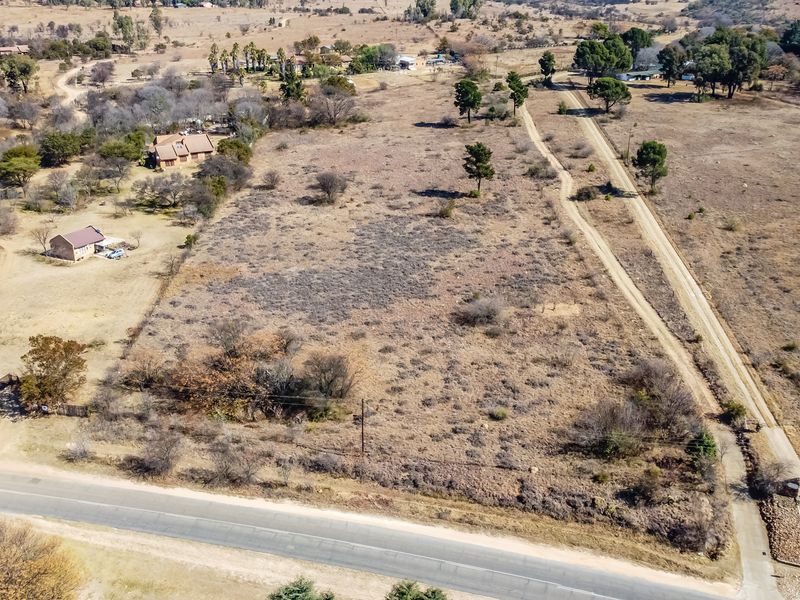 Ideal location for a business, 4.3 ha in prime position with 2 ha on either side of the road. - Photo 3