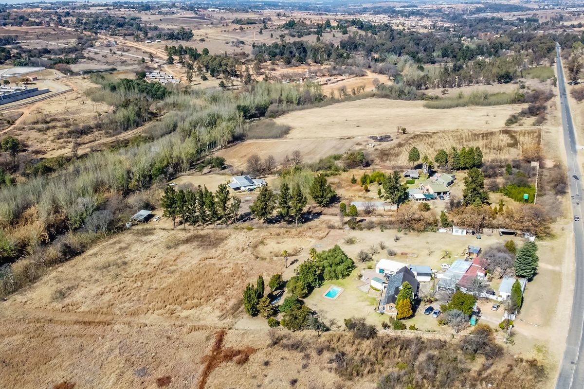 Ideal location for a business, 4.3 ha in prime position with 2 ha on either side of the road. - Photo 2