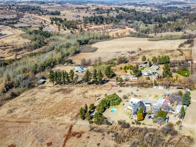 Ideal location for a business, 4.3 ha in prime position with 2 ha on either side of the road. - Photo 2