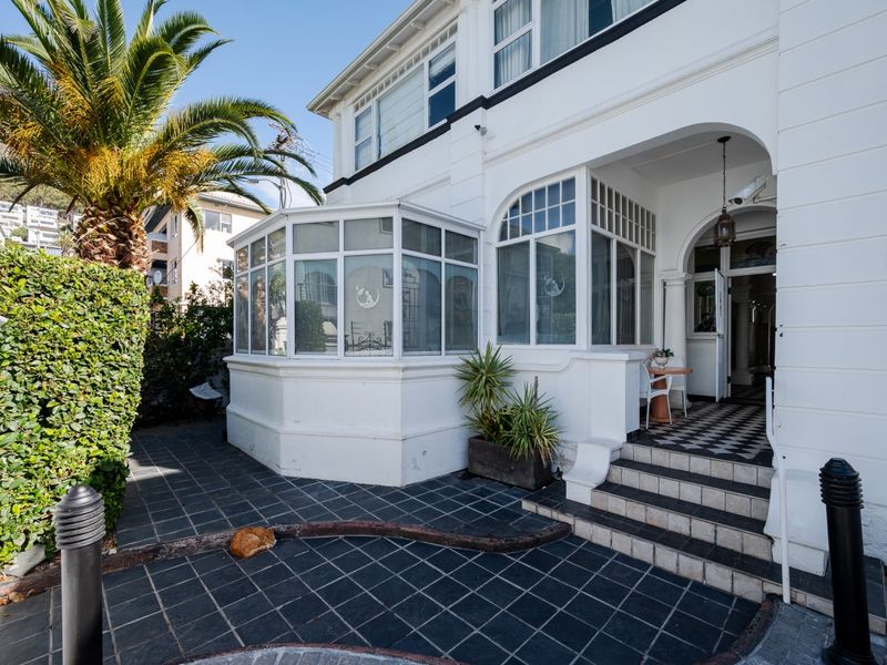 6 Bedroom Freehold - Photo 3