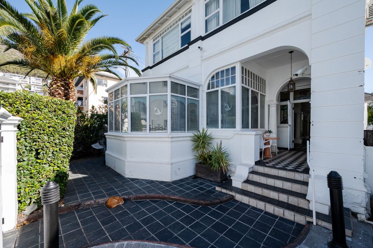 6 Bedroom Freehold - Photo 3