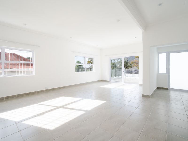 Spacious Family Home with Stunning Table Mountain Views - Photo 5
