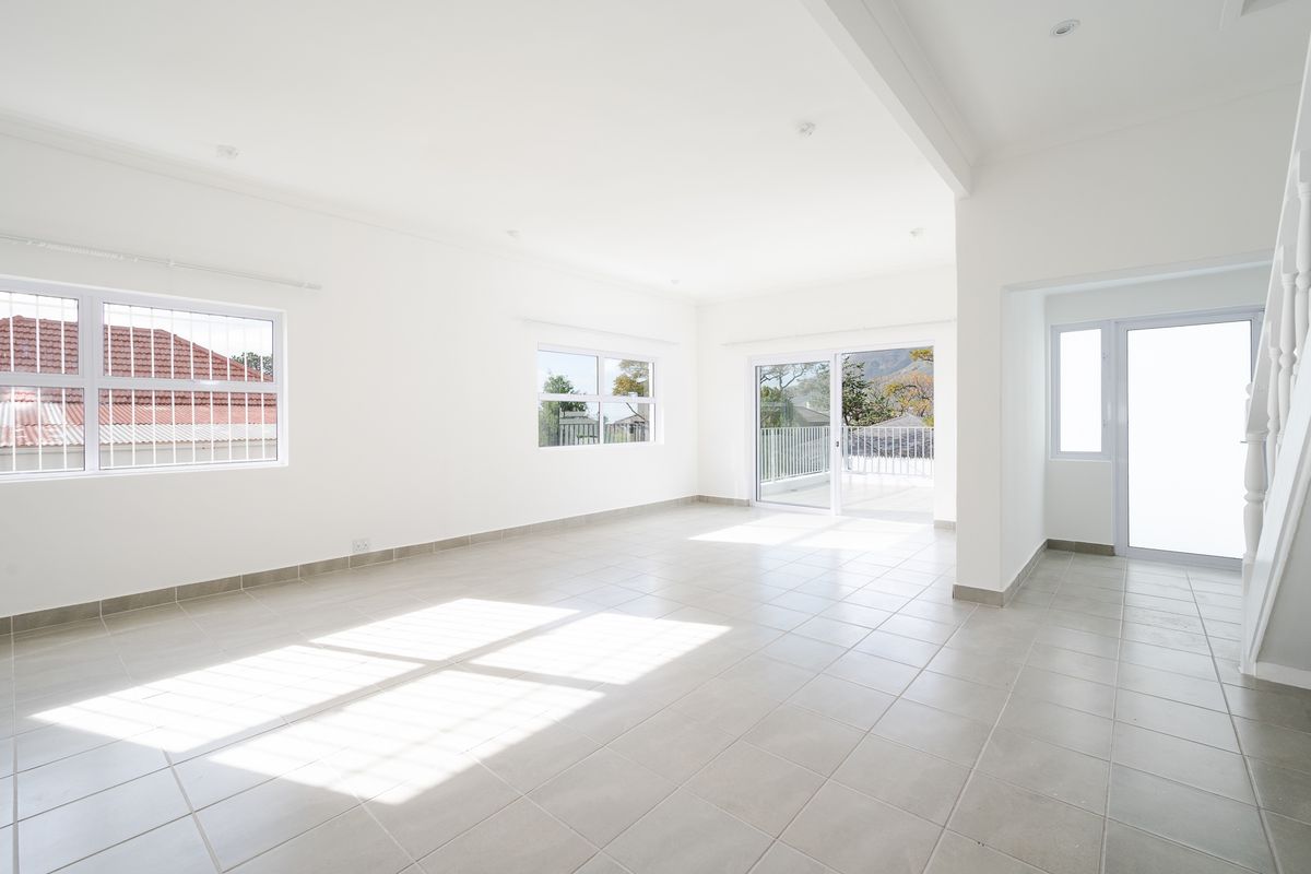 Spacious Family Home with Stunning Table Mountain Views - Photo 5