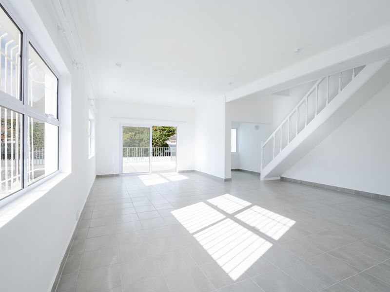Spacious Family Home with Stunning Table Mountain Views - Photo 8