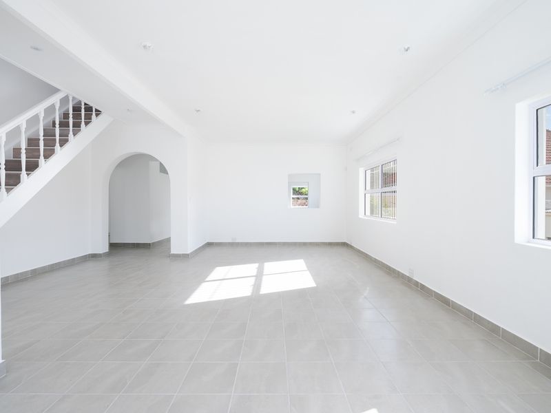 Spacious Family Home with Stunning Table Mountain Views - Photo 7