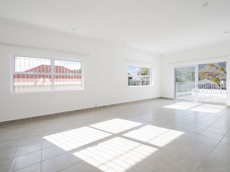 Spacious Family Home with Stunning Table Mountain Views - Photo 6
