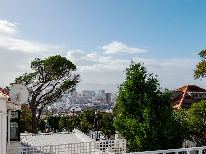 Spacious Family Home with Stunning Table Mountain Views - Photo 3