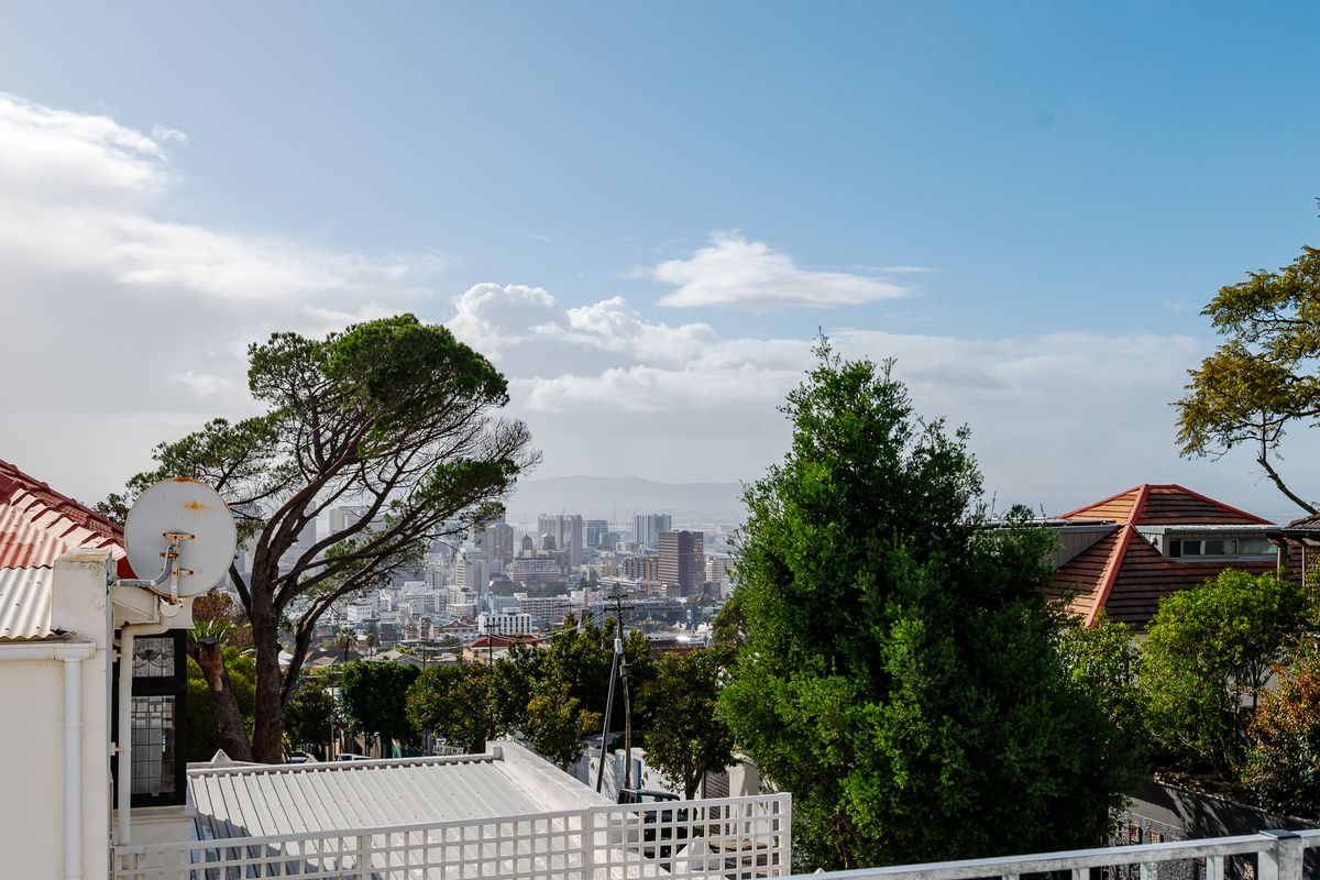 Spacious Family Home with Stunning Table Mountain Views - Photo 3