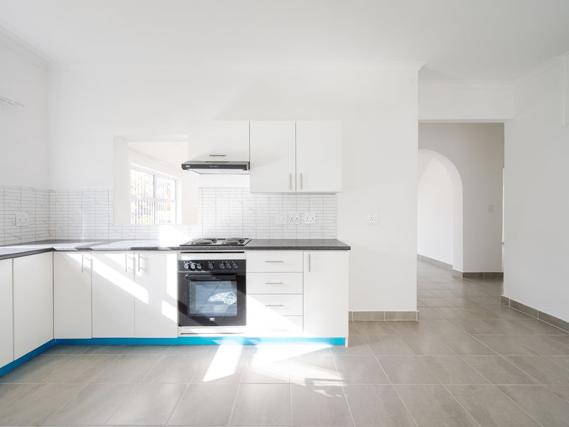 Spacious Family Home with Stunning Table Mountain Views - Photo 10