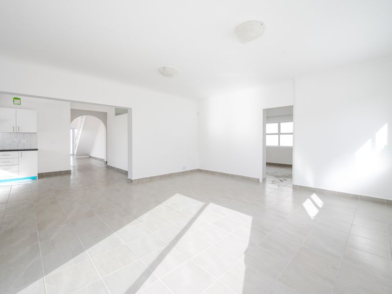 Spacious Family Home with Stunning Table Mountain Views - Photo 4