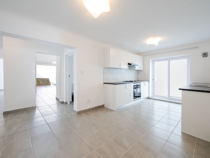 Large Ground Floor 'Apartment' -  Tamboerskloof - Photo 10