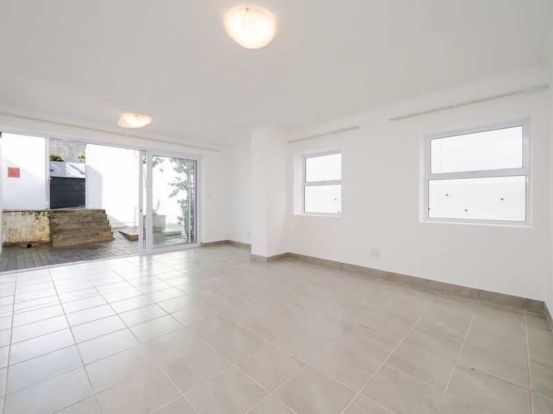 Large Ground Floor 'Apartment' -  Tamboerskloof - Photo 2