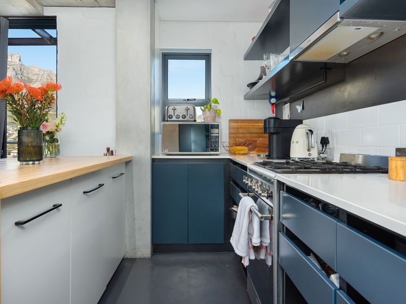 Cosmopolitan Vibes and Views - Photo 9