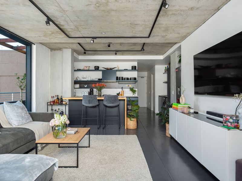 Cosmopolitan Vibes and Views - Photo 8