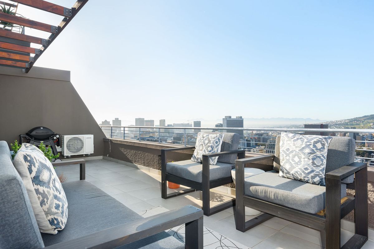 Cosmopolitan Vibes and Views - Photo 4