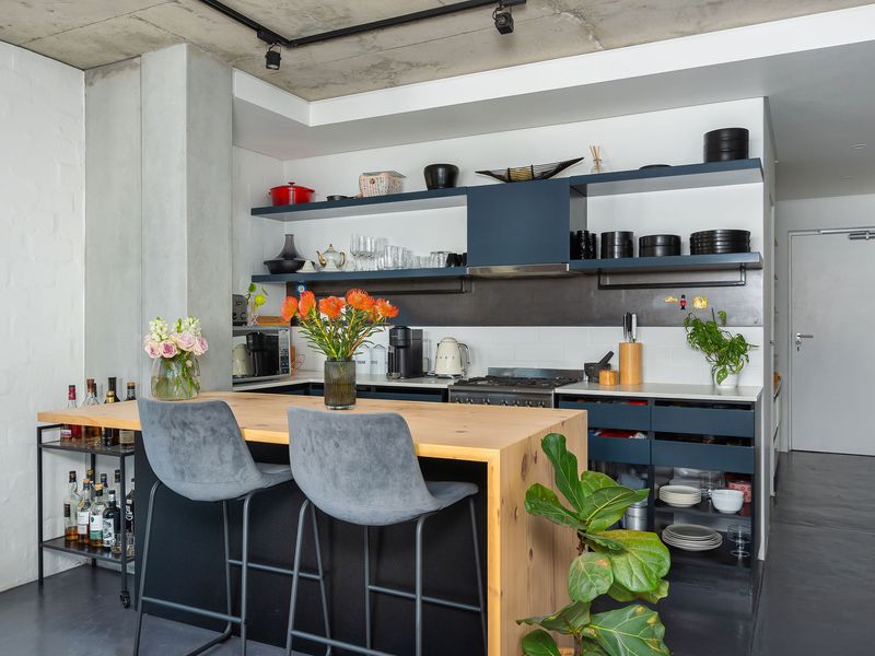 Cosmopolitan Vibes and Views - Photo 7