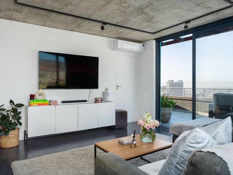 Cosmopolitan Vibes and Views - Photo 5