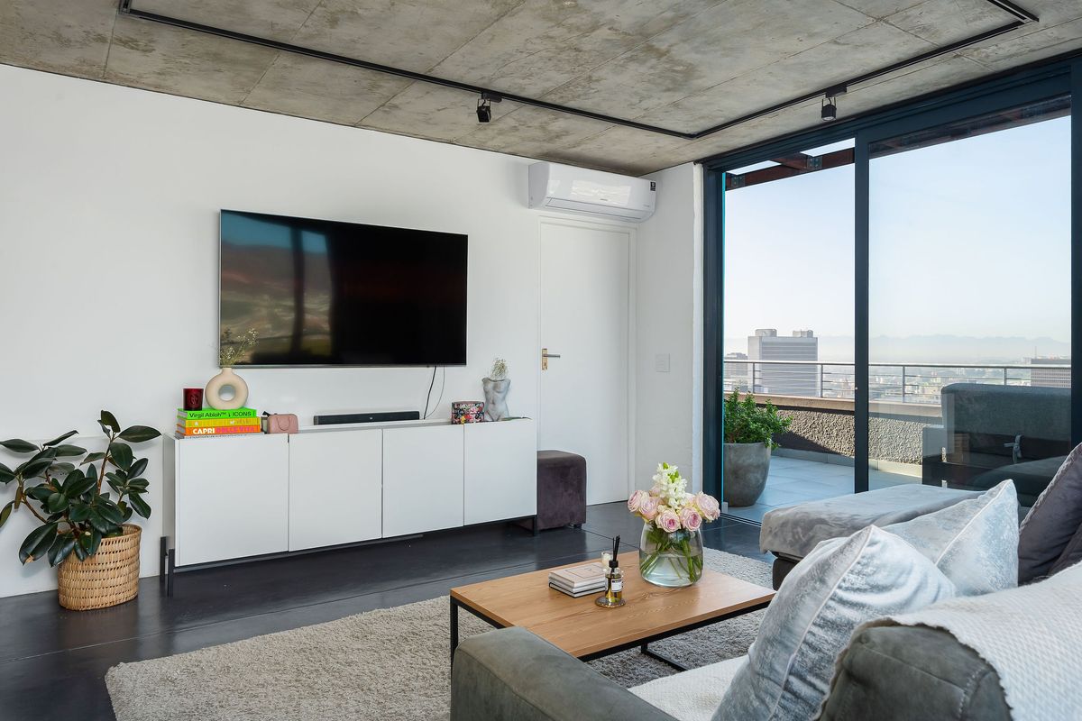 Cosmopolitan Vibes and Views - Photo 5