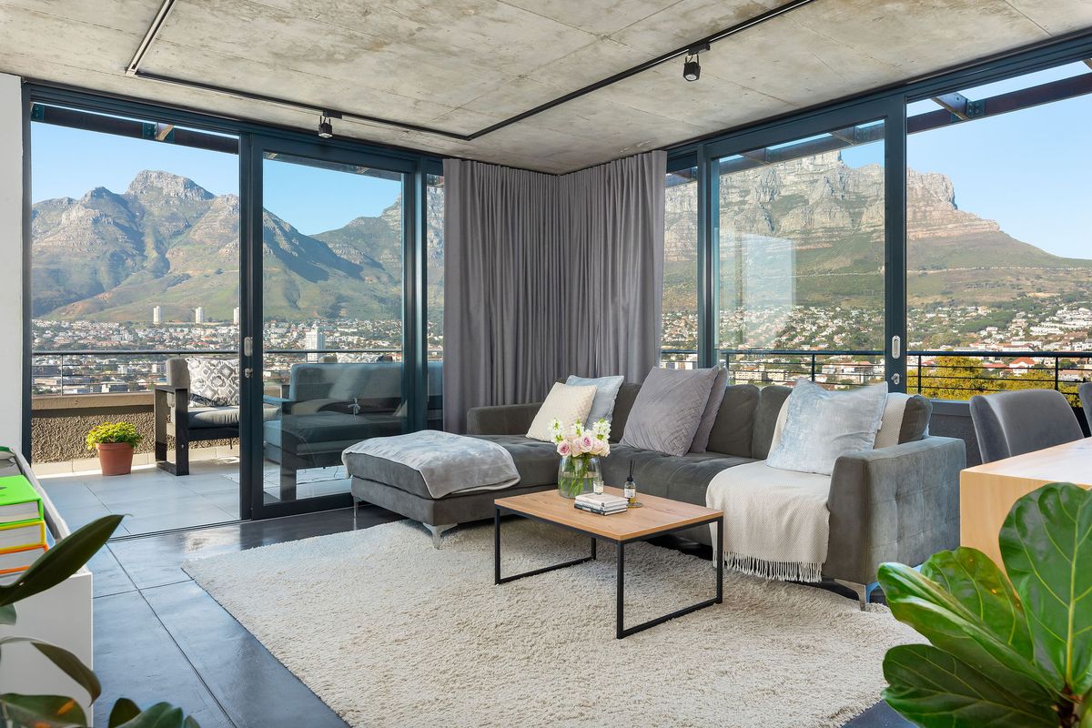 Cosmopolitan Vibes and Views - Photo 2