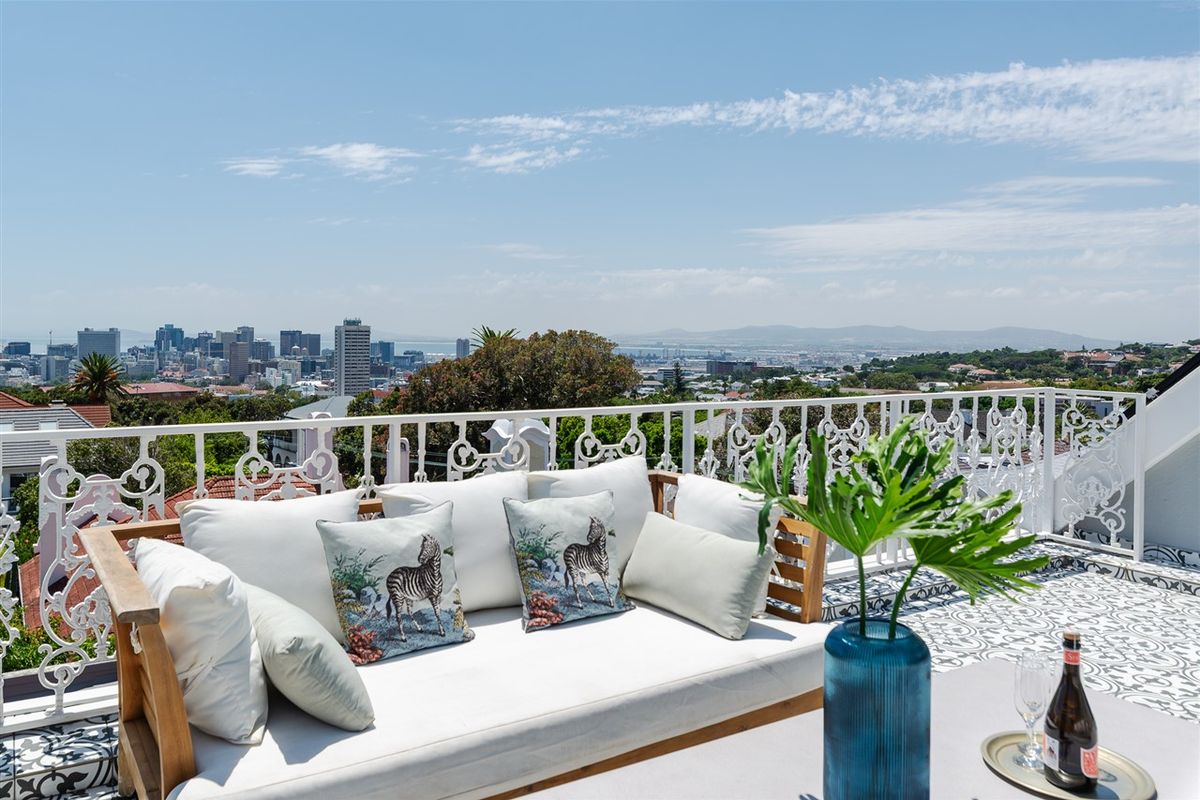 Luxurious Victorian City Home - Photo 2