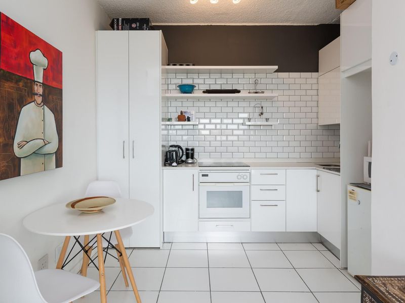 Furnished Studio Apartment - Gardens Centre - Photo 3