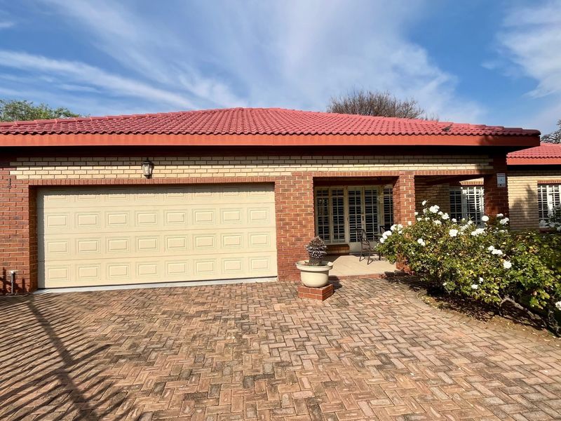 Secure, Comfortable Estate Living in Flamwood Estates