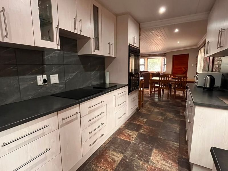 SPACE, VERSATILITY & LOW-MAINTENANCE LIVING IN MOUNTAIN AVENUES - Photo 3