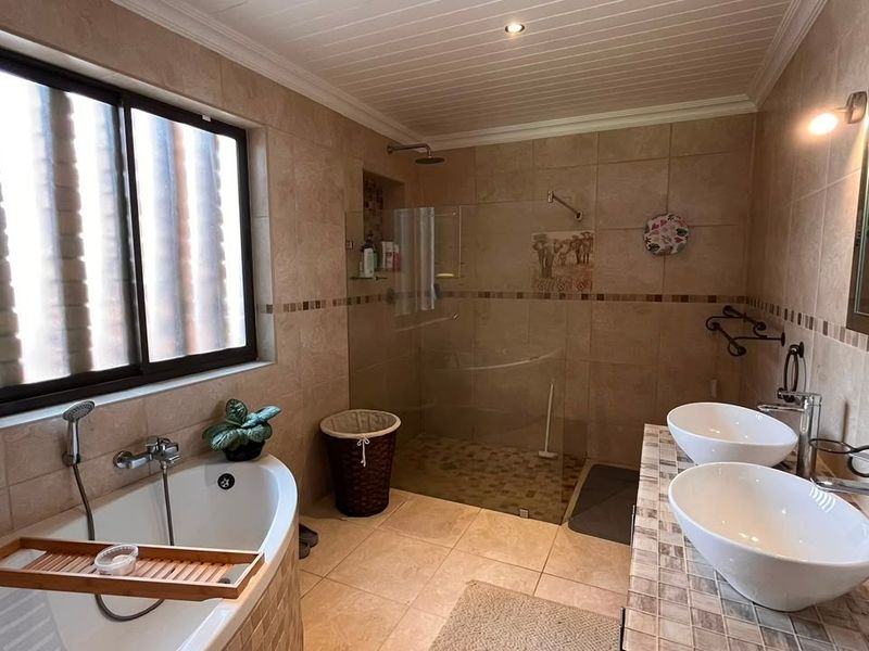 SPACE, VERSATILITY & LOW-MAINTENANCE LIVING IN MOUNTAIN AVENUES - Photo 5