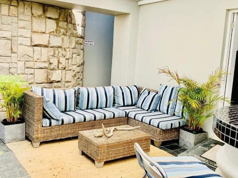 Highly desirable location overlooking the beautiful Knysna Lagoon - Photo 4