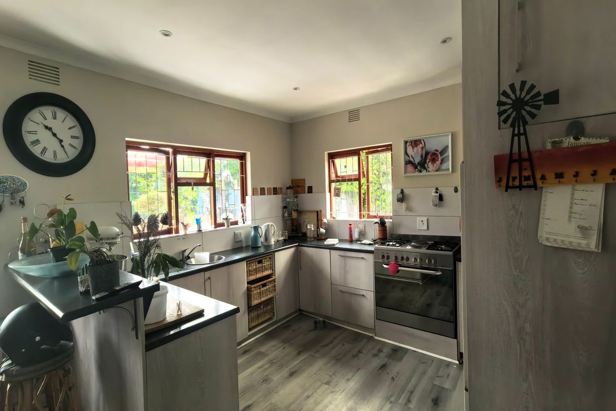 FAMILY LIVING - Photo 4