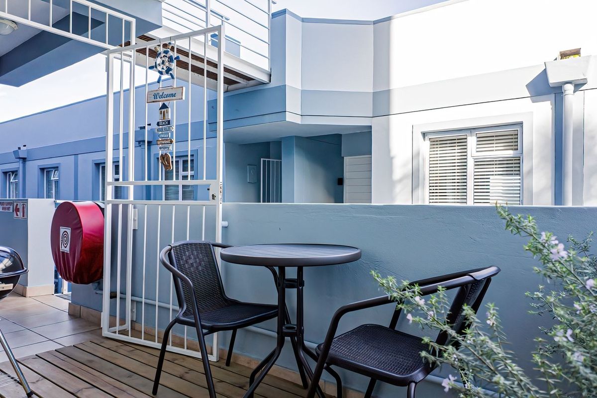 Stylish Apartment: Lock-Up-and-Go Living at Its Finest - Photo 4